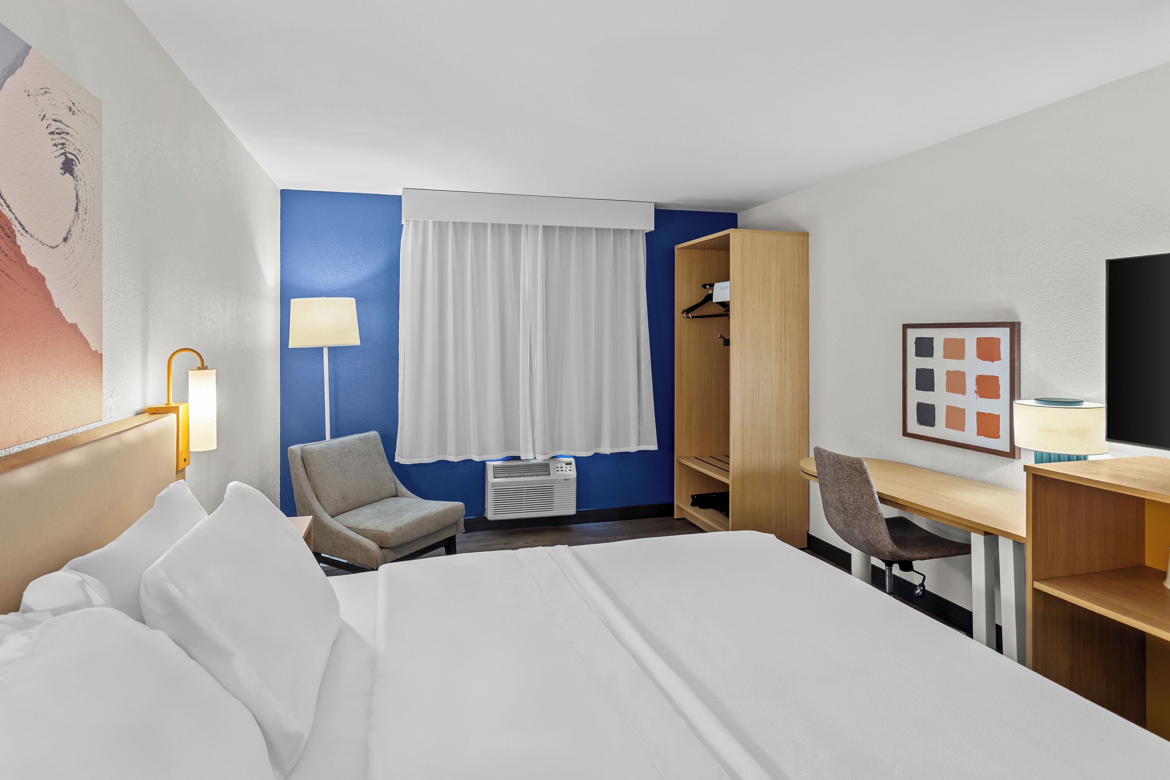 Desk, iron/ironing board (on request), WiFi (free), bed sheets