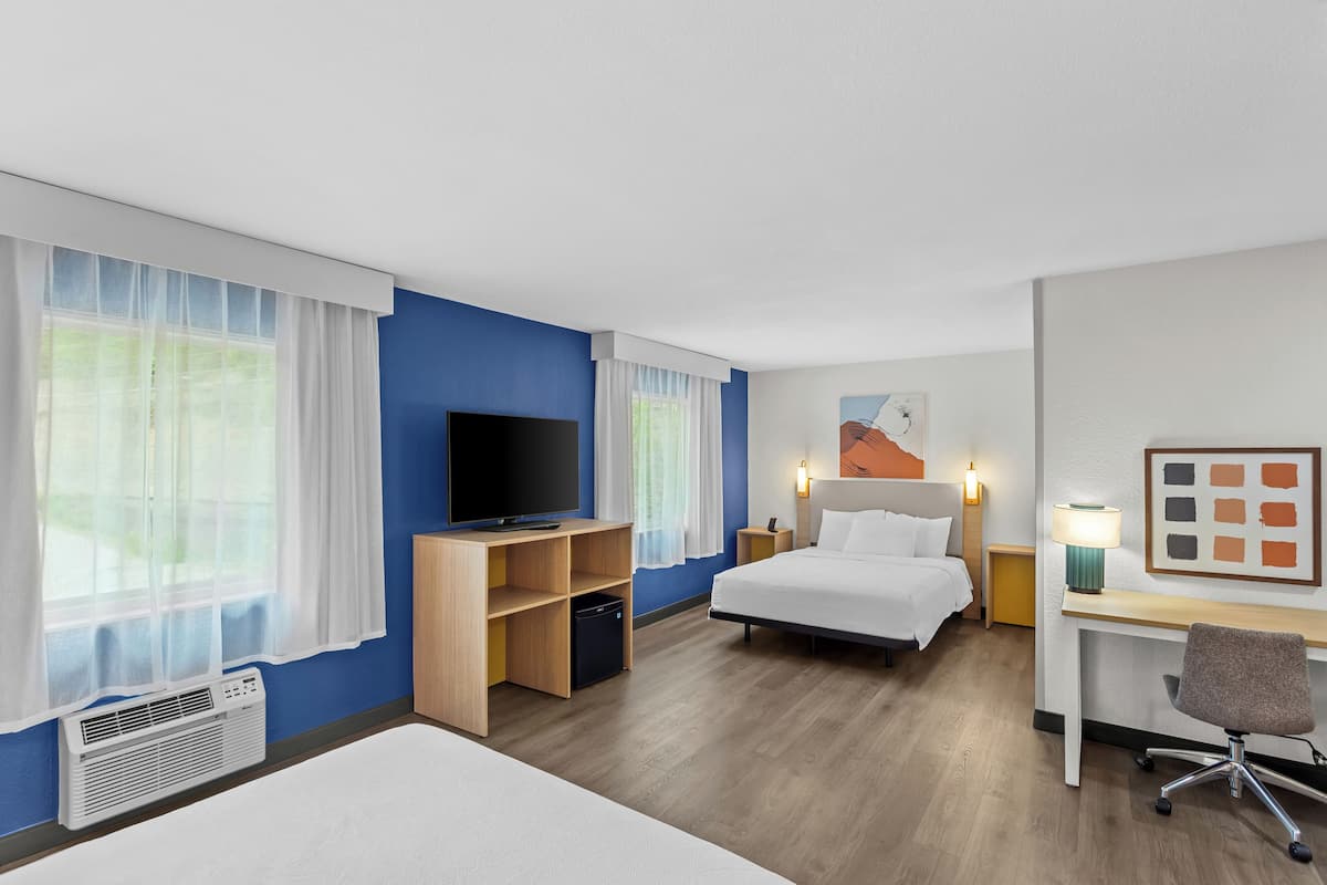 Room, 2 Queen Beds, Accessible, Bathtub