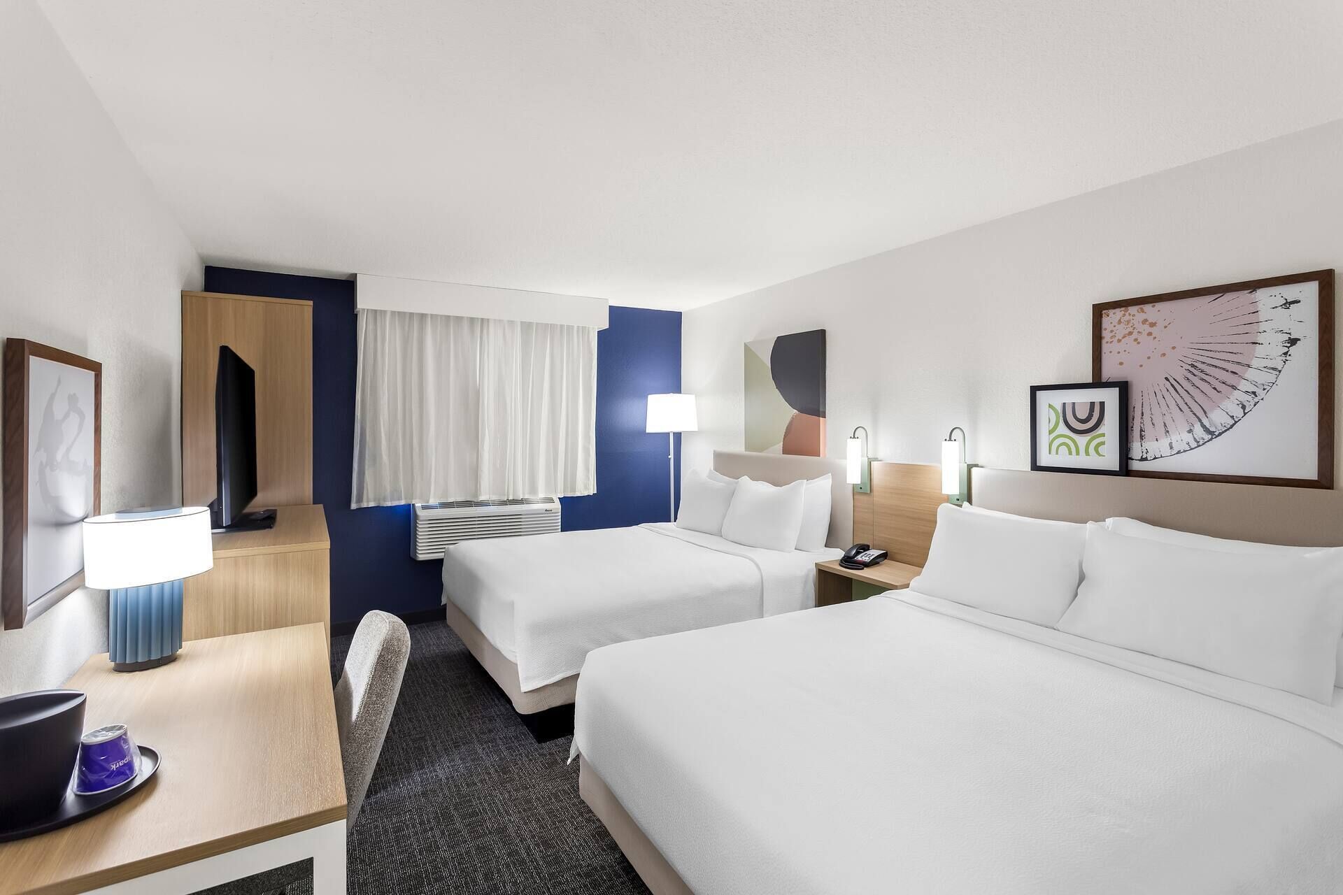 Quarto, 2 camas Queen | Escrivaninha, ferros/tábuas de passar roupa, Wi-Fi de cortesia