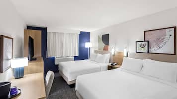 Quarto, 2 camas Queen | Escrivaninha, ferros/tábuas de passar roupa, Wi-Fi de cortesia