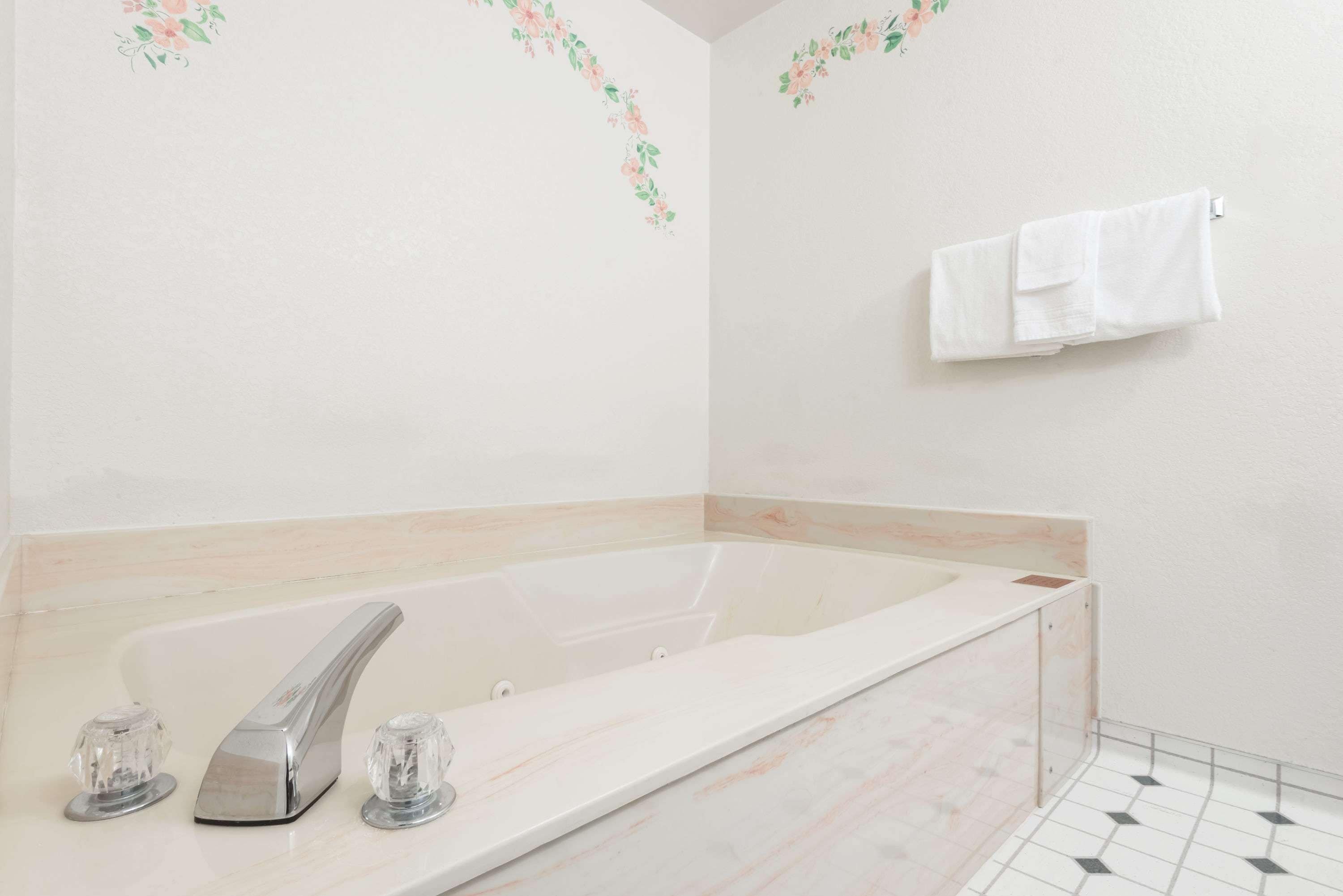 combined shower/bathtub, hair dryer, towels