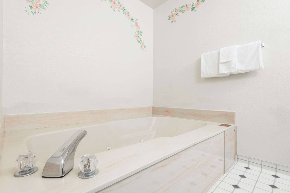 combined shower/bathtub, hair dryer, towels