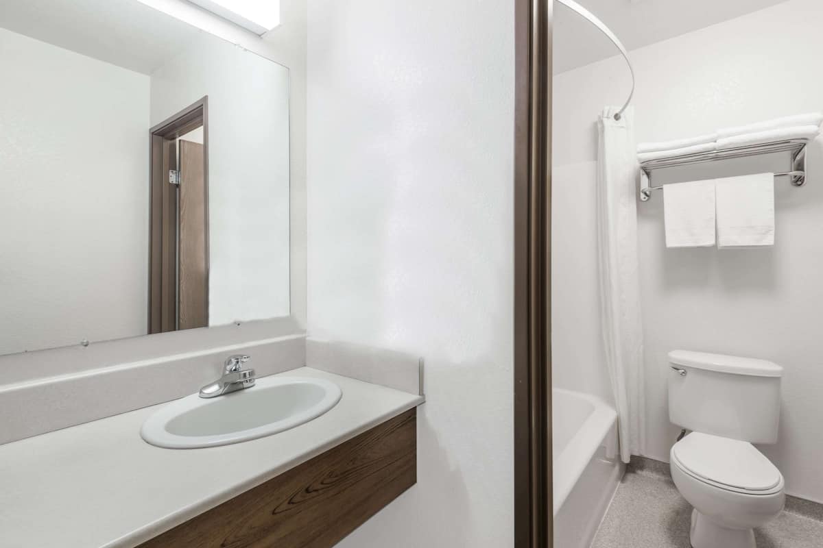 combined shower/bathtub, hair dryer, towels