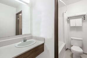 Combined shower/bathtub, hair dryer, towels
