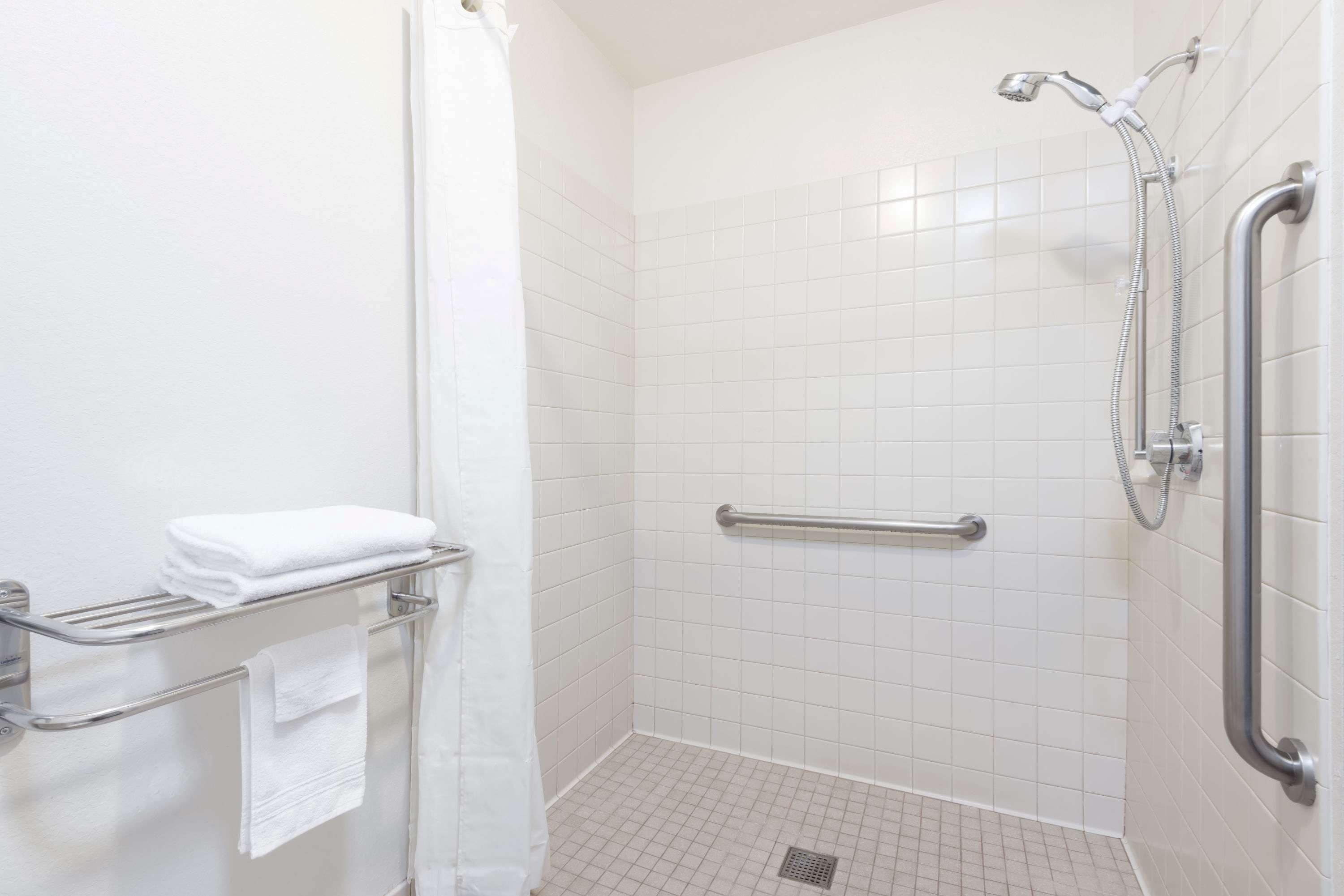 combined shower/bathtub, hair dryer, towels