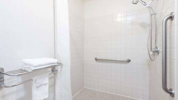 Ensemble douche/baignoire, sèche-cheveux, serviettes fournies