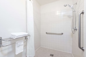 Combined shower/tub, hair dryer, towels