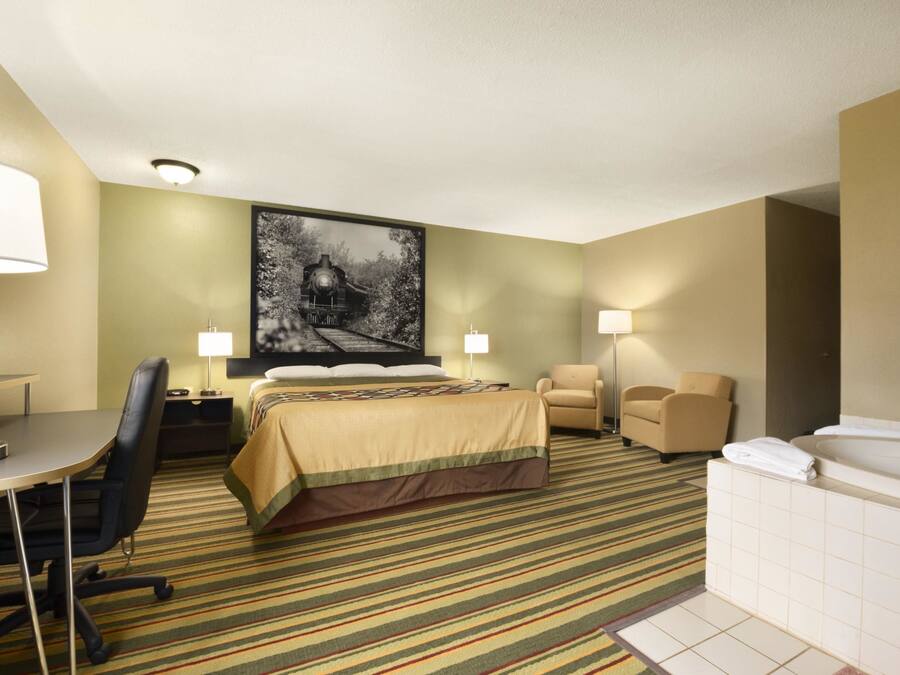 Deluxe Studio Suite, 1 King Bed, Non Smoking | In-room safe, desk, laptop workspace, blackout drapes