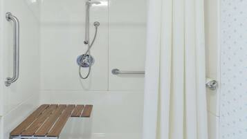 Zimmer, 1 Queen-Bett, barrierefrei, Nichtraucher (Mobility) | Badezimmer | Duschwanne, kostenlose Toilettenartikel, Haartrockner, Handtücher