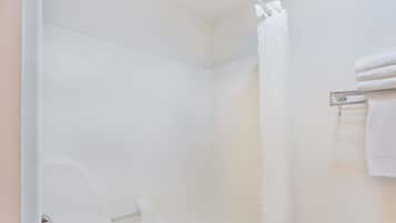 Combined shower/bathtub, free toiletries, hair dryer, towels