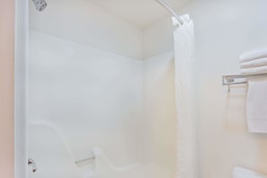 Combined shower/tub, free toiletries, hair dryer, towels
