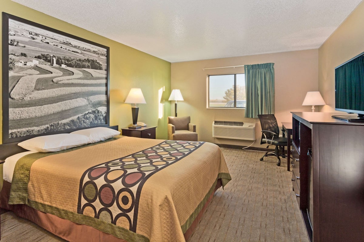 Standard Room, 1 Queen Bed | Desk, free cots/infant beds, rollaway beds, free WiFi