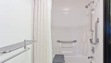 Quarto, 2 camas Queen, acessível, para não fumantes (Mobility) | Banheiro | Chuveiro/banheira combinados, produtos de toalete grátis