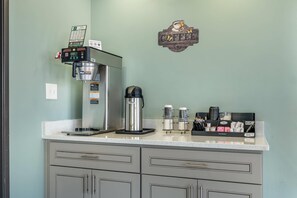Free daily buffet breakfast - Quality Inn Chesapeake - Greenbrier (Chesapeake)