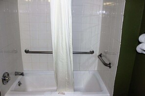 Combined shower/bathtub, free toiletries, towels - Knights Inn Albany (Albany)