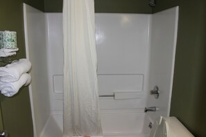 Combined shower/bathtub, free toiletries, towels