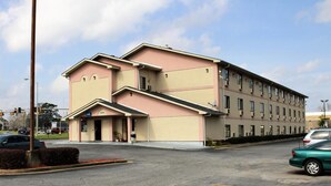 A multi-story hotel with a flat roof and a beige facade. - Knights Inn Albany (Albany)