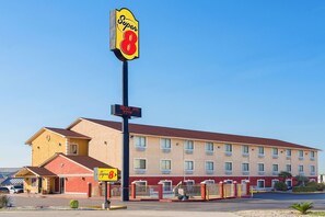 Exterior - Super 8 by Wyndham San Antonio/I-35 North (San Antonio)