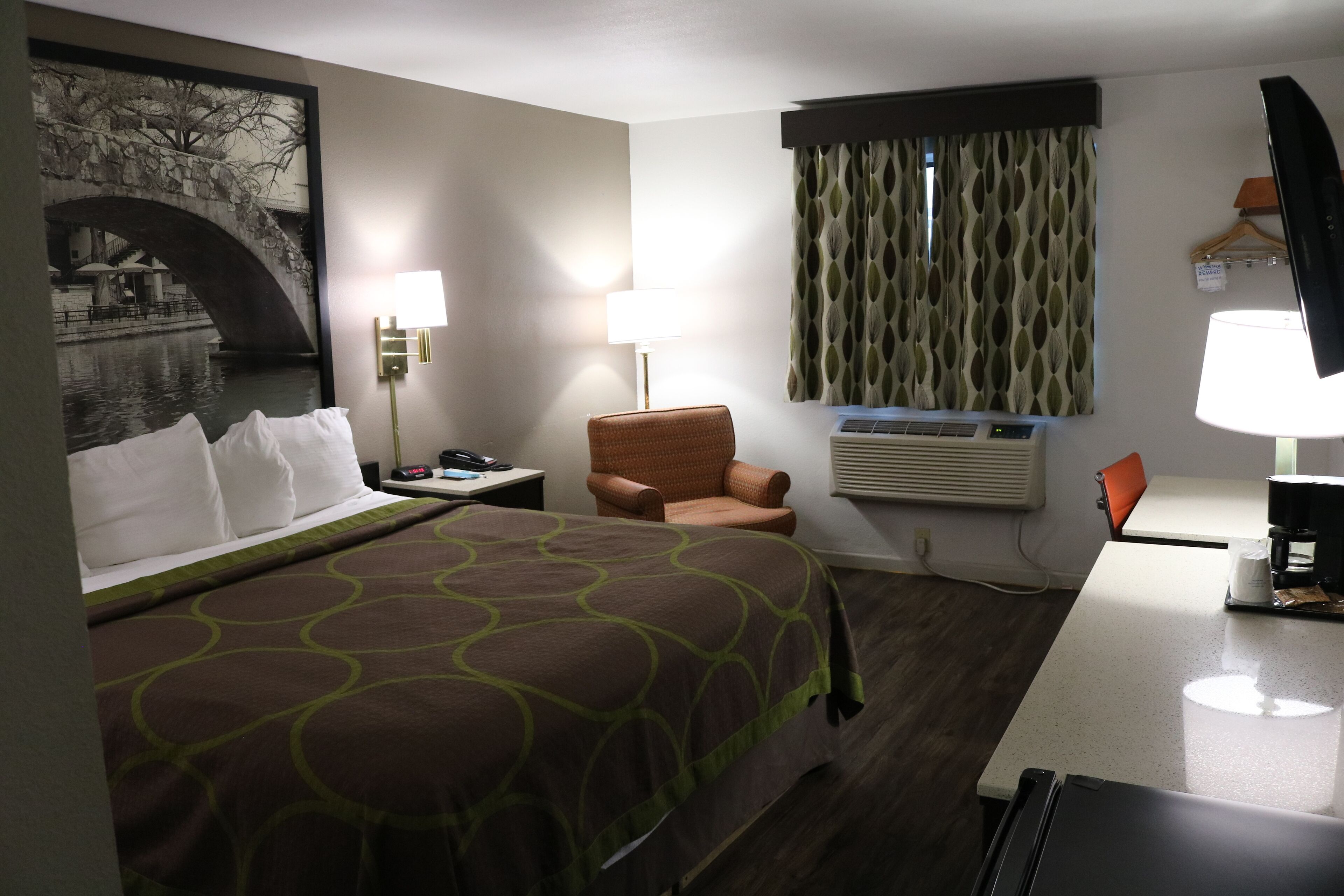 Photo - Super 8 by Wyndham San Antonio/I-35 North