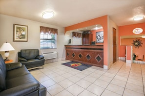 Lobby - Super 8 by Wyndham San Antonio/I-35 North (San Antonio)