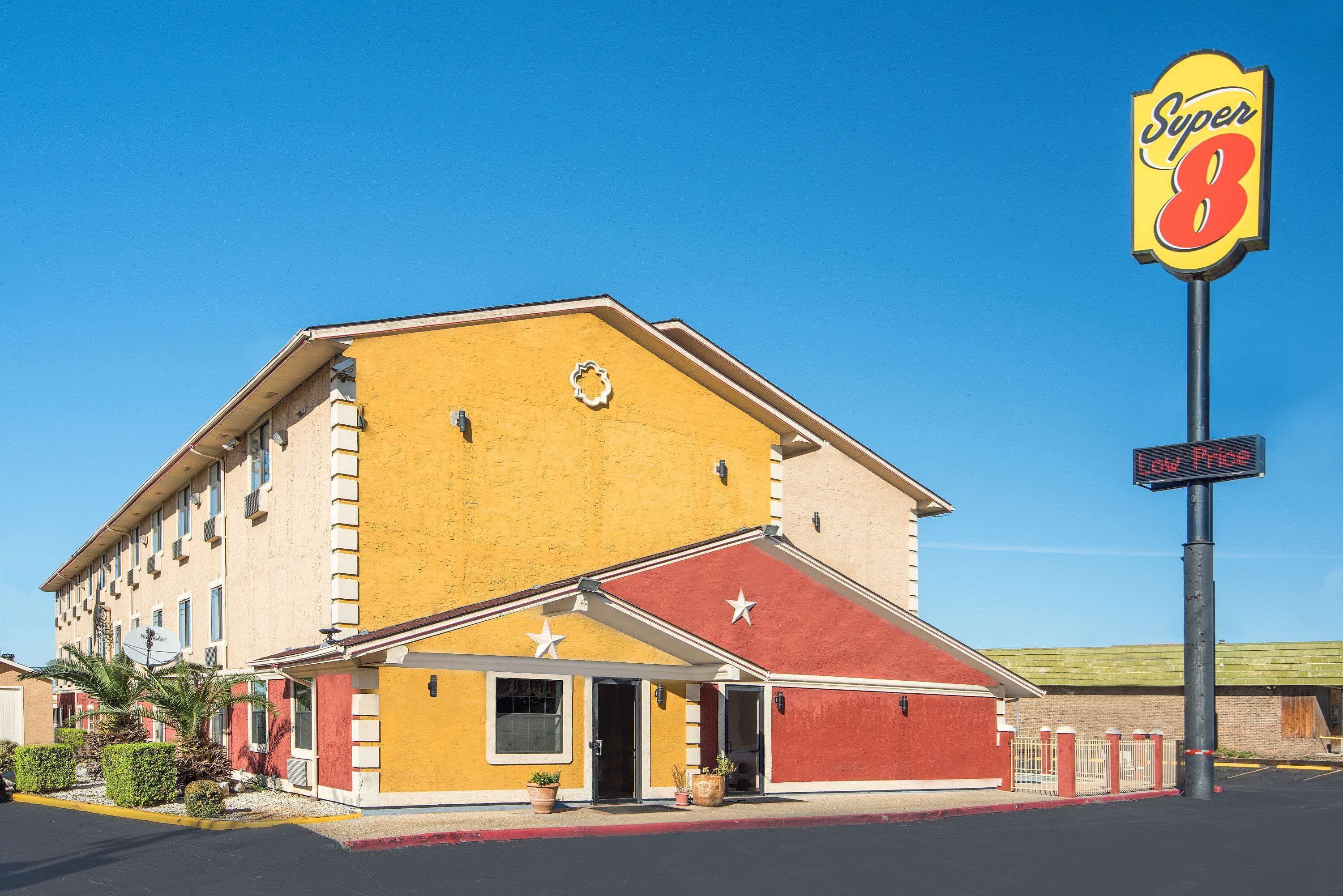 Photo - Super 8 by Wyndham San Antonio/I-35 North