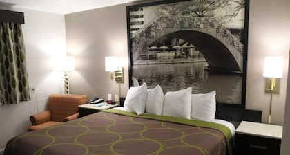 Super 8 by Wyndham San Antonio/I-35 North