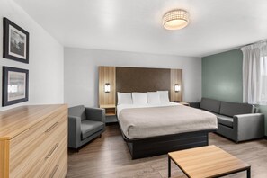 Suíte, 1 cama King, para não fumantes | Escrivaninha, roupa de cama