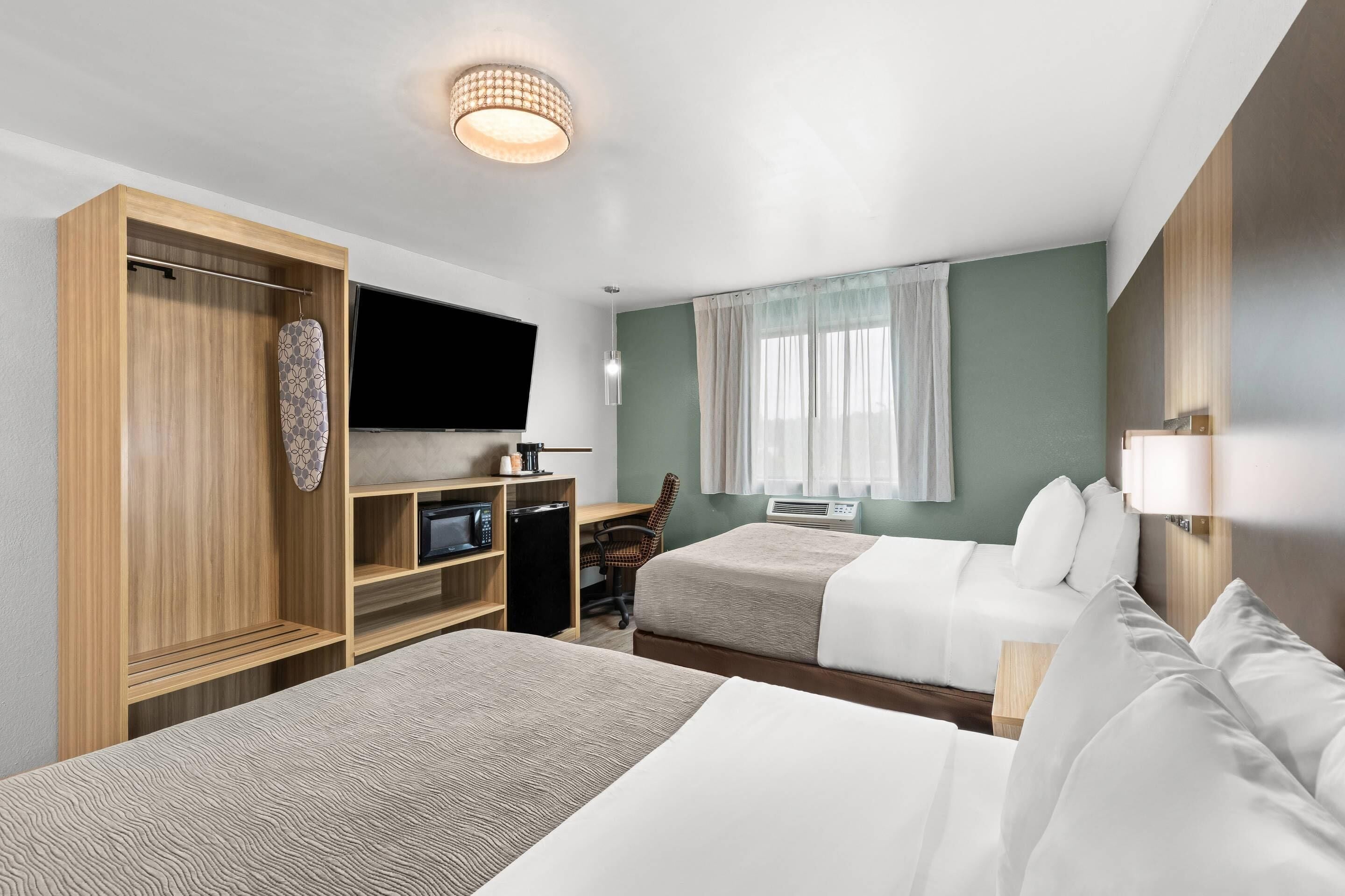 Habitación estándar, 2 camas dobles, no fumadores | Escritorio y ropa de cama