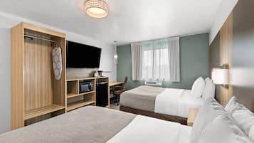 Habitación estándar, 2 camas dobles, no fumadores | Escritorio y ropa de cama