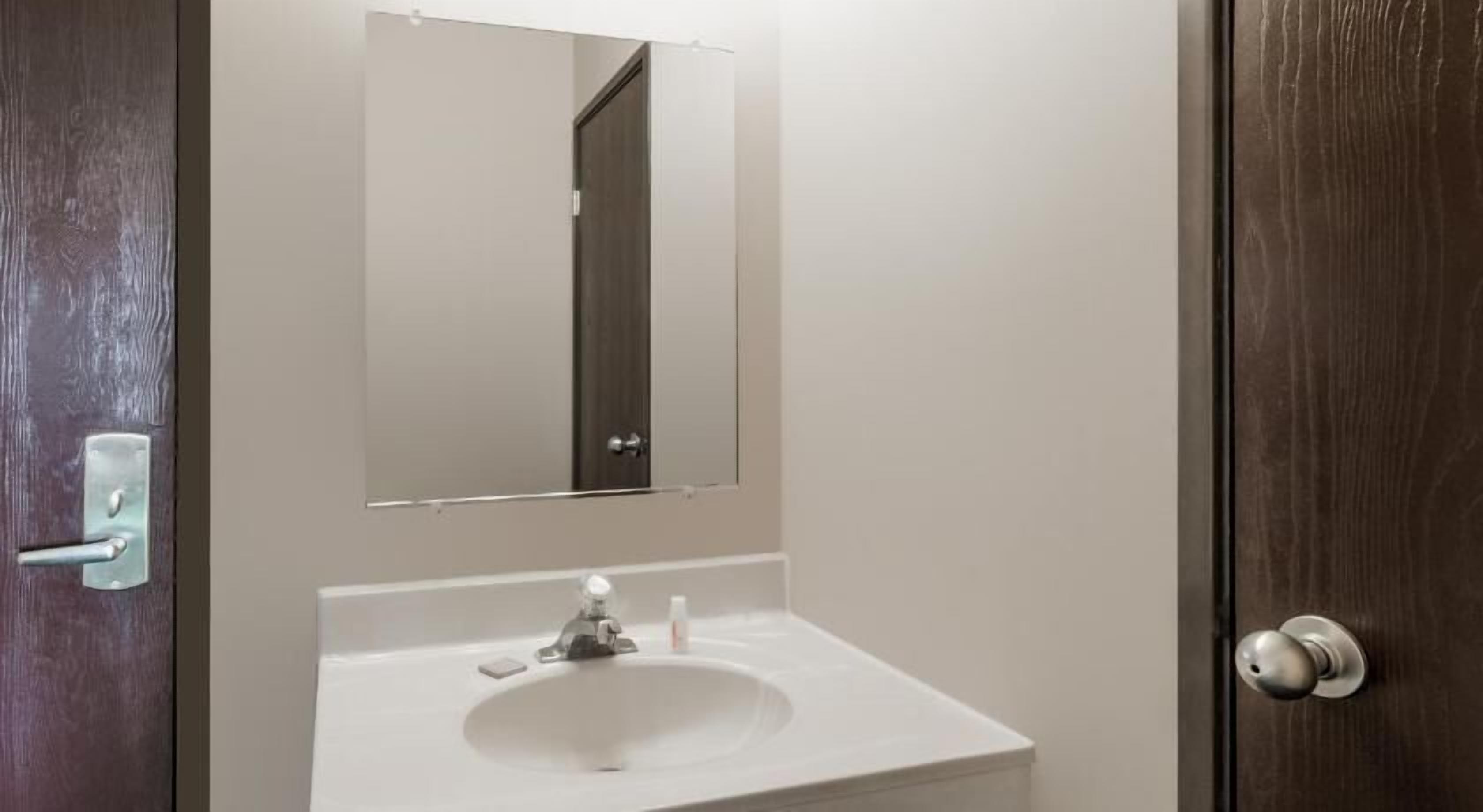 Baño | Tina con regadera, amenidades de baño gratuitas, secadora de cabello 