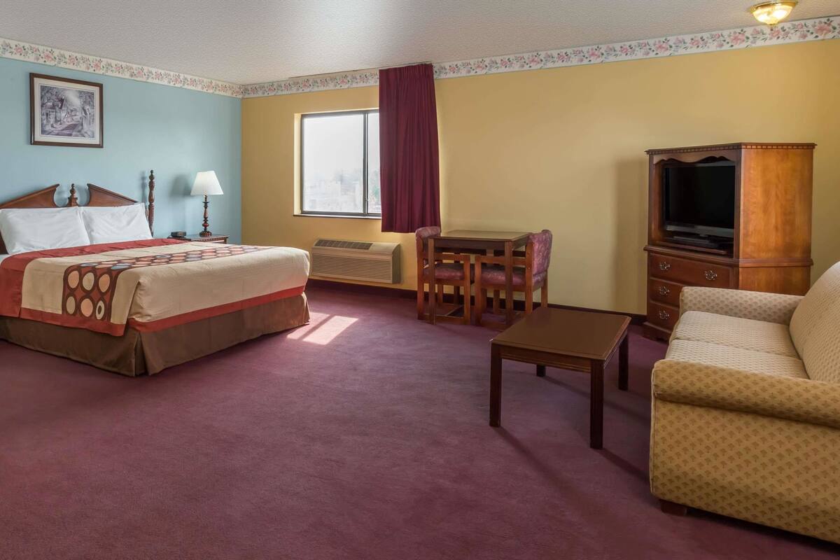 Deluxe Studio Suite, 1 King Bed, Smoking | Free cots/infant beds, rollaway beds, bed sheets