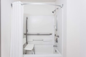 Huone, 1 keskisuuri parisänky, esteetön, tupakointi kielletty (Mobility Accessible) | Kylpyhuone | Suihkun ja ammeen yhdistelmä, ilmaiset hygieniatuotteet, hiustenkuivaaja