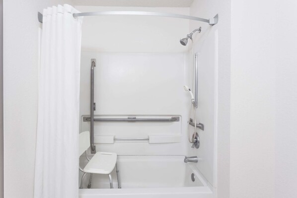Habitación, 1 cama Queen size, con acceso para personas discapacitadas (Mobility Accessible) | Baño | Tina con regadera, amenidades de baño gratuitas, secadora de cabello 