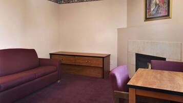 Suite, 1 cama King size, para no fumadores | Escritorio, espacio para trabajar con laptop, cunas y camas extra