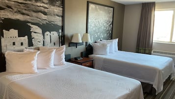 Habitación estándar, 2 camas de matrimonio | Escritorio, espacio para trabajar con un portátil, cunas (de pago)