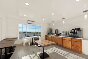 朝食 (コンチネンタル ブレックファスト)、毎日提供 (無料)