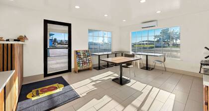 Super 8 by Wyndham Crescent City