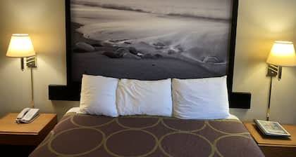 Super 8 by Wyndham Crescent City