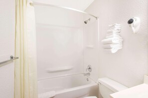 Combined shower/tub, hair dryer, towels - Rodeway Inn (Webster)