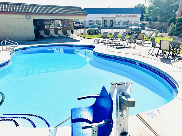 Una piscina al aire libre de temporada