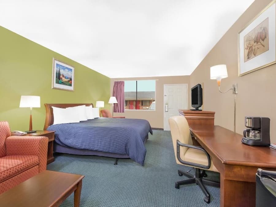 Huone, 1 suuri parisänky, tupakointi kielletty, jääkaappi ja mikroaaltouuni | 1 makuuhuone, italialaiset Frette-lakanat, tallelokero huoneessa