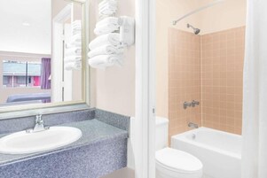 Un baño con lavamanos, inodoro y bañera.