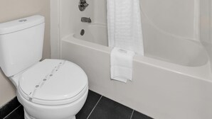 Kombinert dusj/badekar, toalettartikler (inkludert) og hårføner