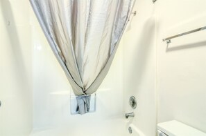 Combined shower/tub, free toiletries, hair dryer, towels - Motel 6 Lansing, IL - Chicago South (Lansing)
