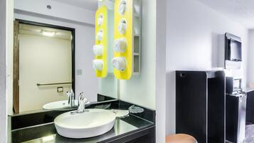 Combined shower/tub, free toiletries, hair dryer, towels