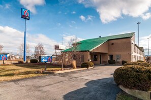 Welcome to this motel with a convenient parking area and easy access to the entrance.