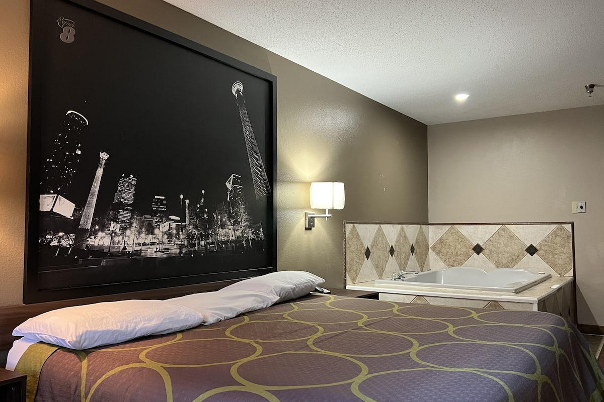 Room, 1 King Bed | Living area | Flat-screen TV