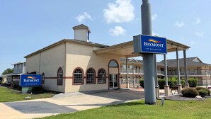 Un bâtiment avec une enseigne indiquant « Baymont by Wyndham » et une entrée abritée.