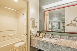 Combined shower/tub, hydromassage showerhead, free toiletries