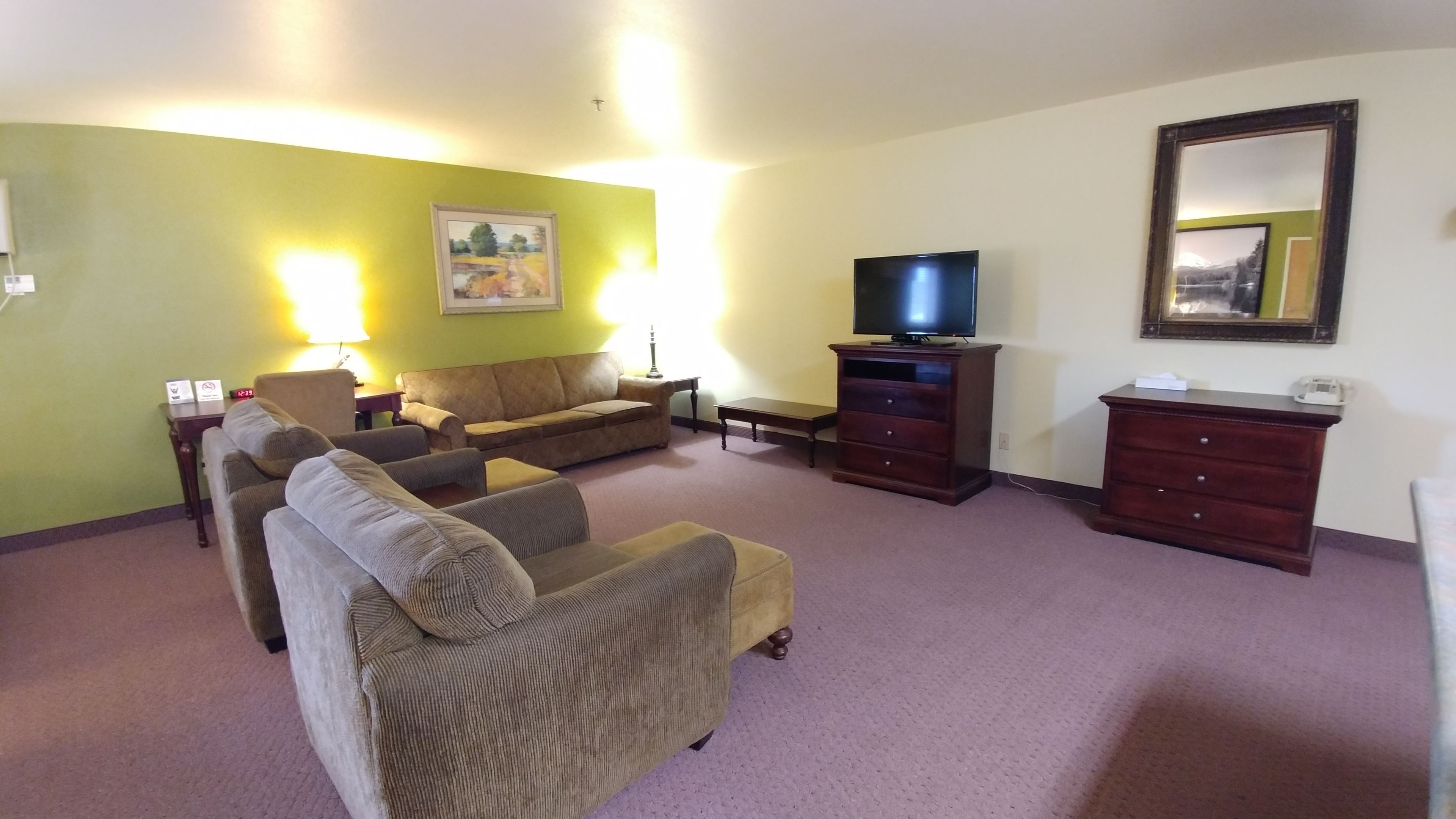 Studio Suite, 2 Tempat Tidur Queen, Bebas Asap Rokok | Seprai antialergi, meja kerja, dan tirai kedap cahaya